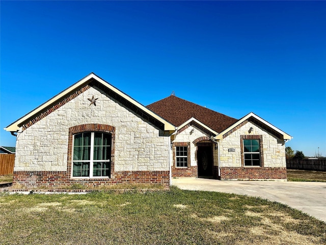 view of front of property featuring a front lawn