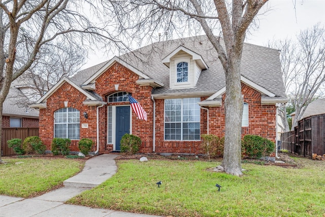 view of front of property featuring a front lawn