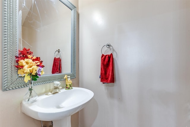 bathroom featuring sink