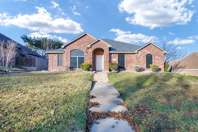 ranch-style house featuring a front yard