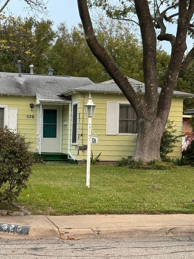 view of front of house featuring a front lawn