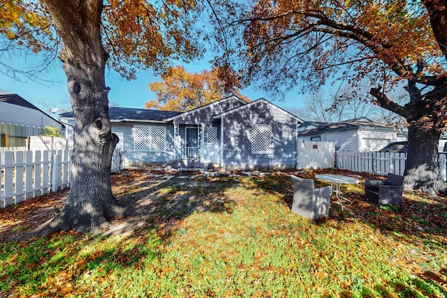 view of front of property with a front yard