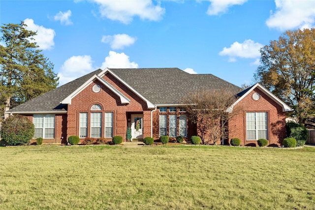 view of front facade featuring a front lawn