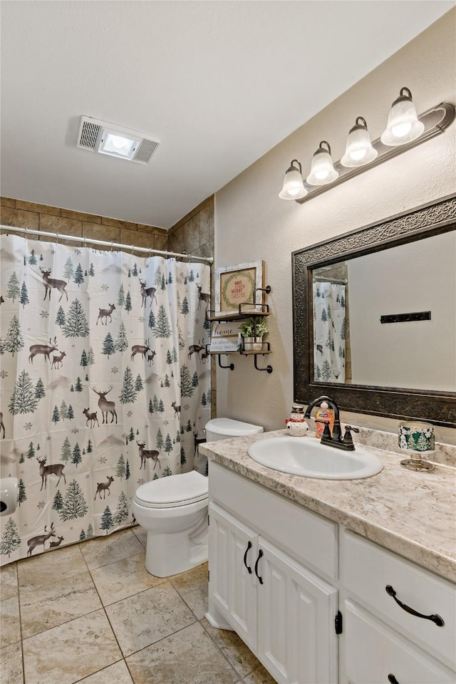 bathroom with a shower with curtain, vanity, and toilet