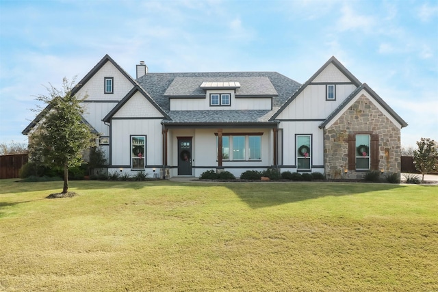 view of front facade featuring a front lawn