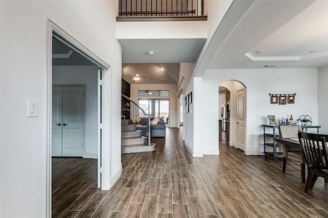 foyer featuring ceiling fan and a high ceiling