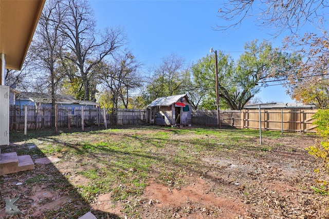 view of yard with an outbuilding