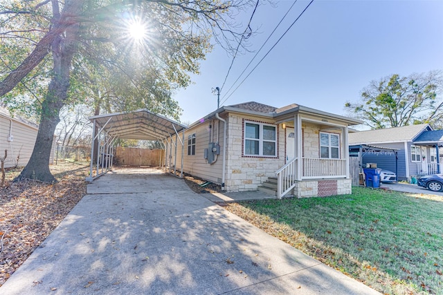 view of front of home featuring a carport and a front lawn