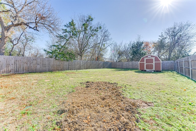 view of yard featuring a storage unit