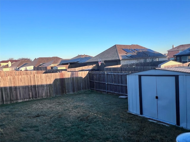 view of yard featuring a shed