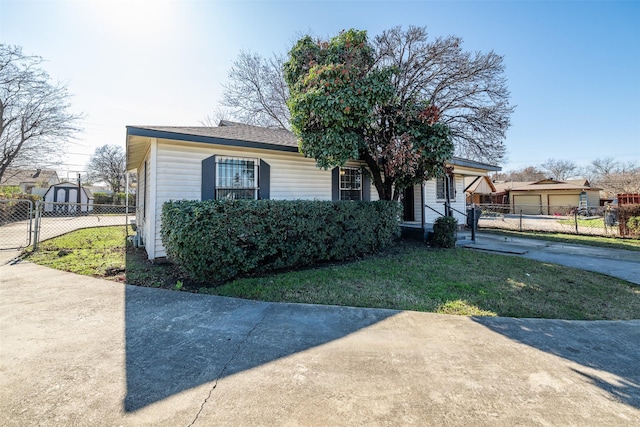 view of front of property featuring a front yard