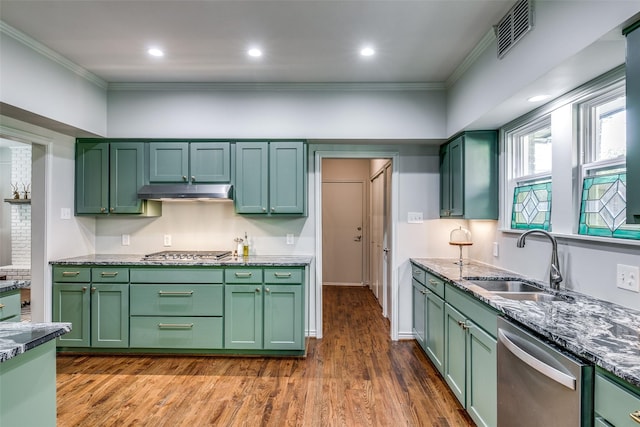 kitchen with stainless steel appliances, dark hardwood / wood-style floors, green cabinets, and sink