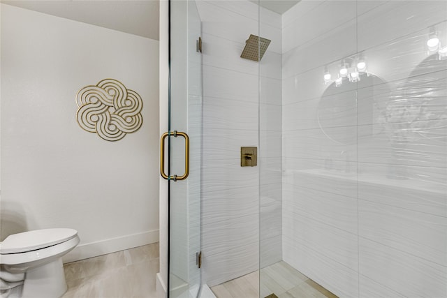 full bathroom featuring a shower stall, toilet, and baseboards