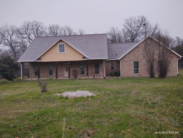 view of front of property featuring a front lawn