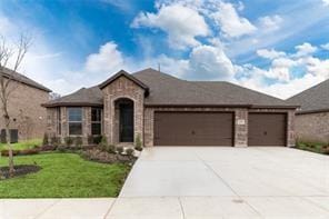 view of front facade featuring a front lawn and a garage