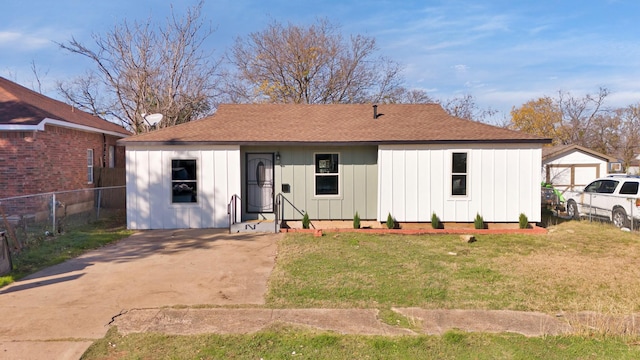 view of front of house with a front lawn