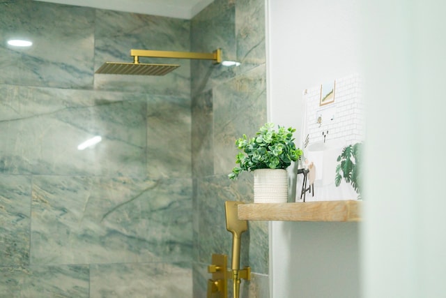 bathroom featuring a tile shower