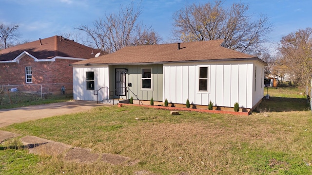 view of front of house featuring a front lawn