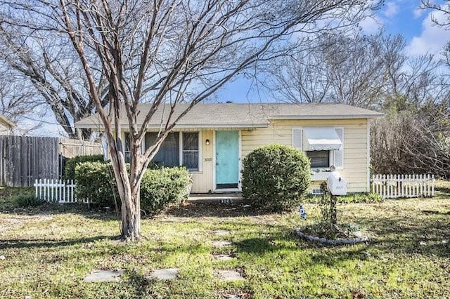 view of front of home with a front lawn