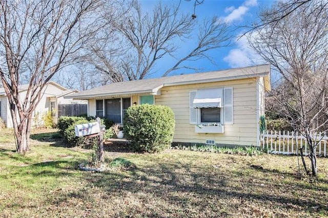 view of front of home featuring a front lawn