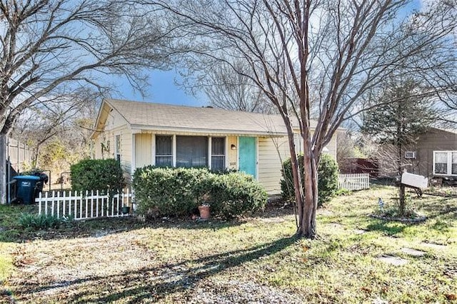 view of front of house with a front lawn