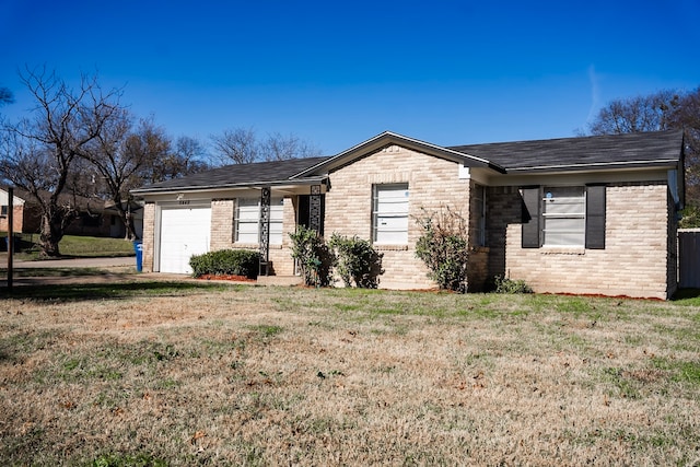 view of front of property featuring a front yard and a garage