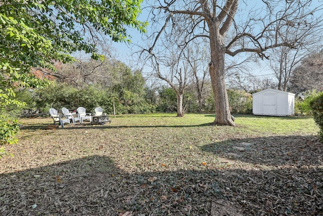 view of yard featuring a storage unit