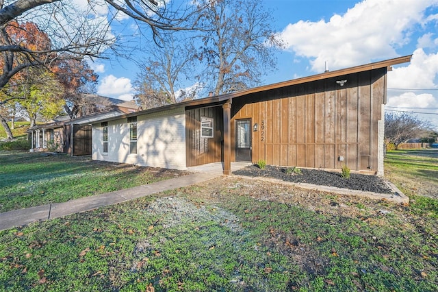 view of front of home with a front lawn