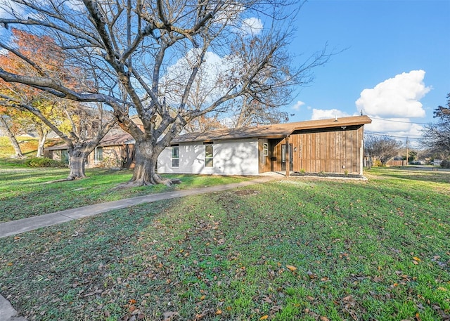 single story home featuring a front lawn