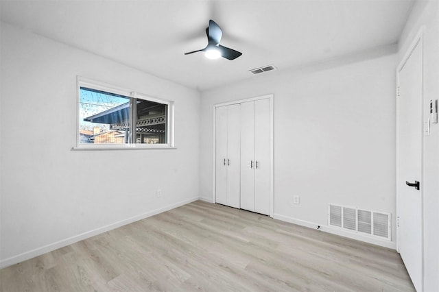 unfurnished bedroom featuring light wood-type flooring, a closet, and ceiling fan