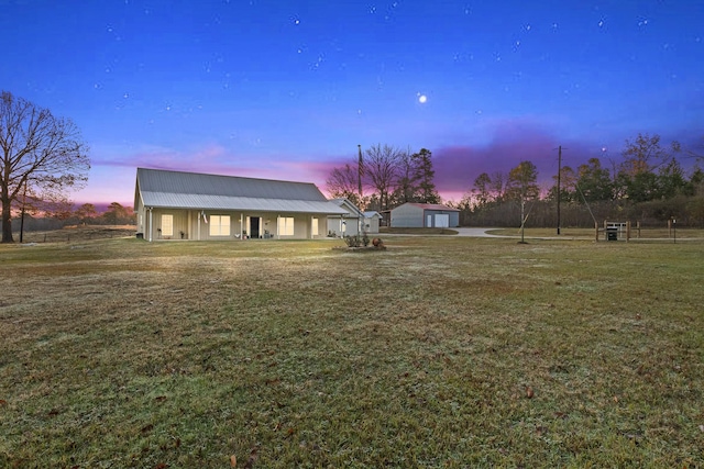 view of front of property featuring a yard