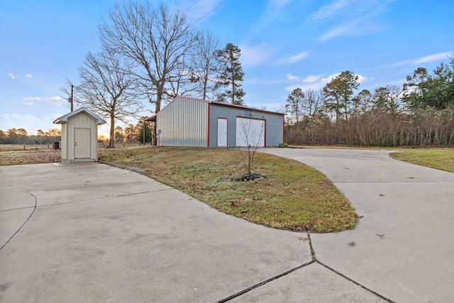 view of outdoor structure featuring a yard and a garage