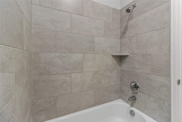 bathroom with tiled shower / bath