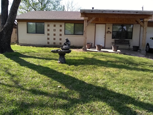 view of front of home featuring a front yard