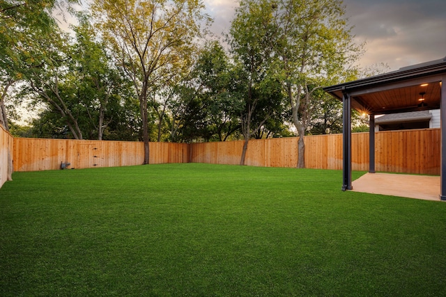 view of yard at dusk