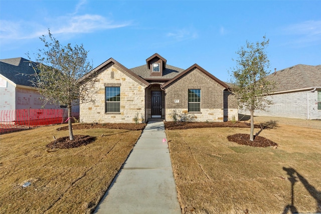 view of front of home featuring a front yard