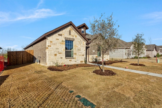 view of front facade featuring a front yard