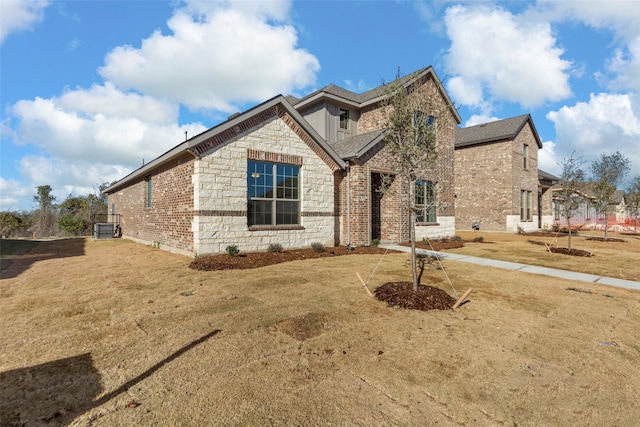 view of front of home featuring a front lawn