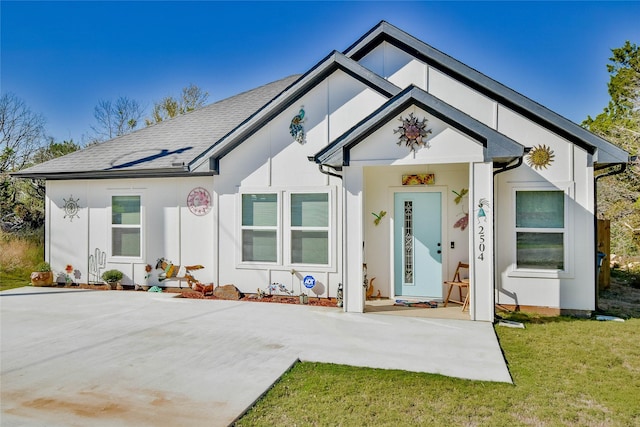 view of front of property featuring a front lawn