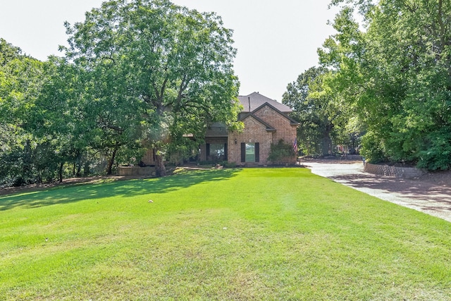 view of front facade featuring a front yard