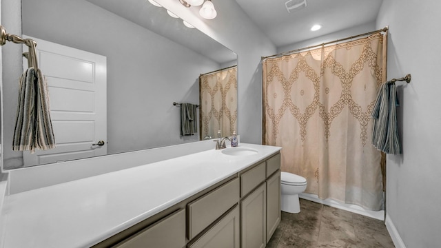 full bathroom with shower / bath combo with shower curtain, vanity, and toilet