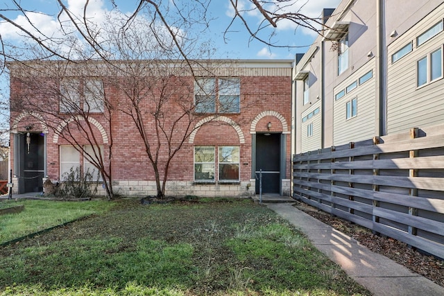 view of front of house featuring a front yard