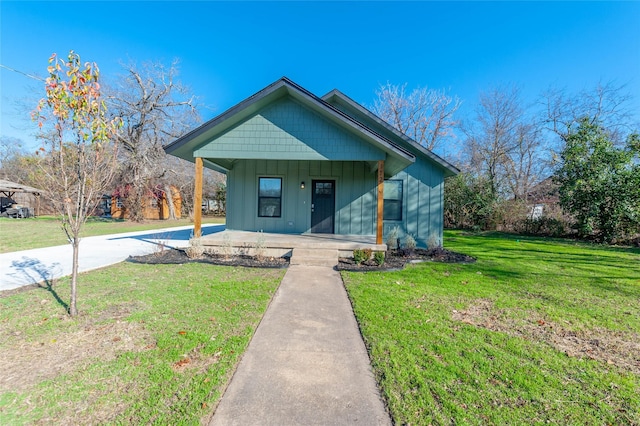 view of front of home featuring a front lawn