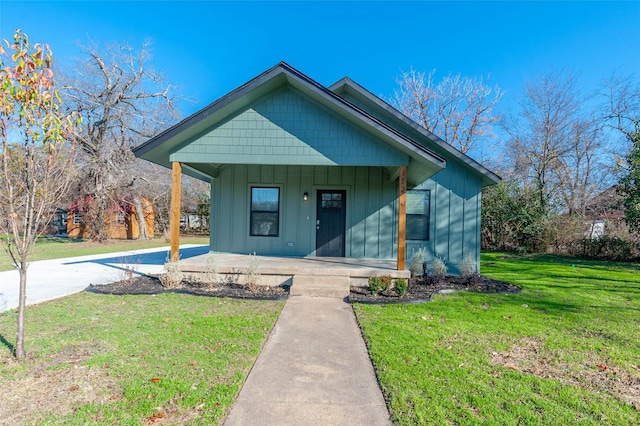 view of front of property with a front yard