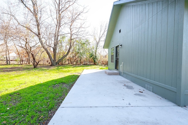 view of yard featuring a patio