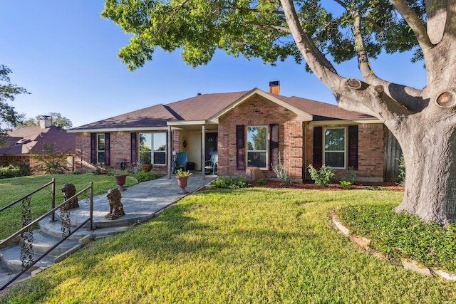 ranch-style home featuring a front lawn