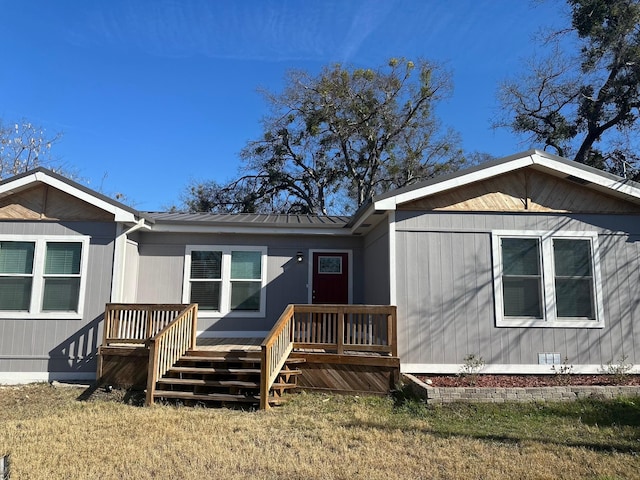 view of front facade featuring a front yard