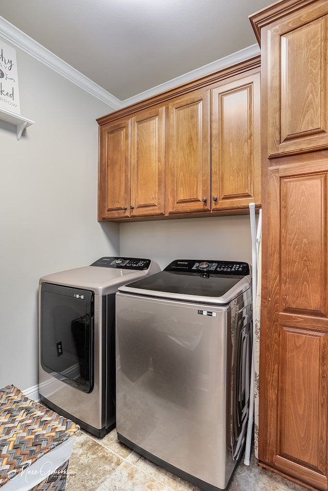 laundry room with cabinets, crown molding, and independent washer and dryer