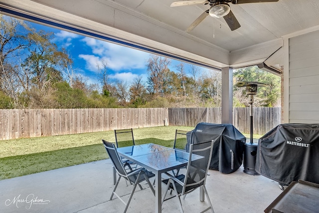 sunroom with ceiling fan