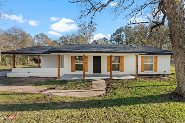 view of front of property featuring a front yard and a porch